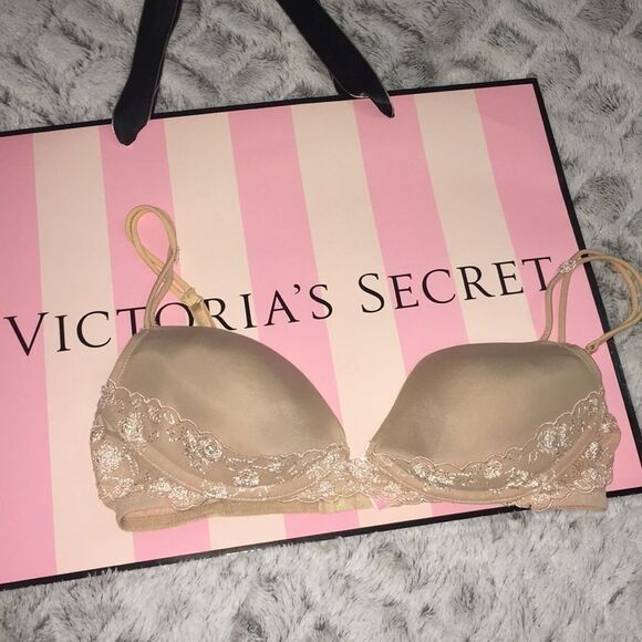 Victoria’s Secret Angels Demi Bra​​​​​​​ - Picture 2 of 5